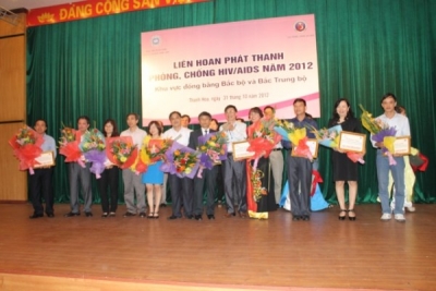Ban tổ chức tặng hoa và trao giải thưởng cho các đơn vị dự thi